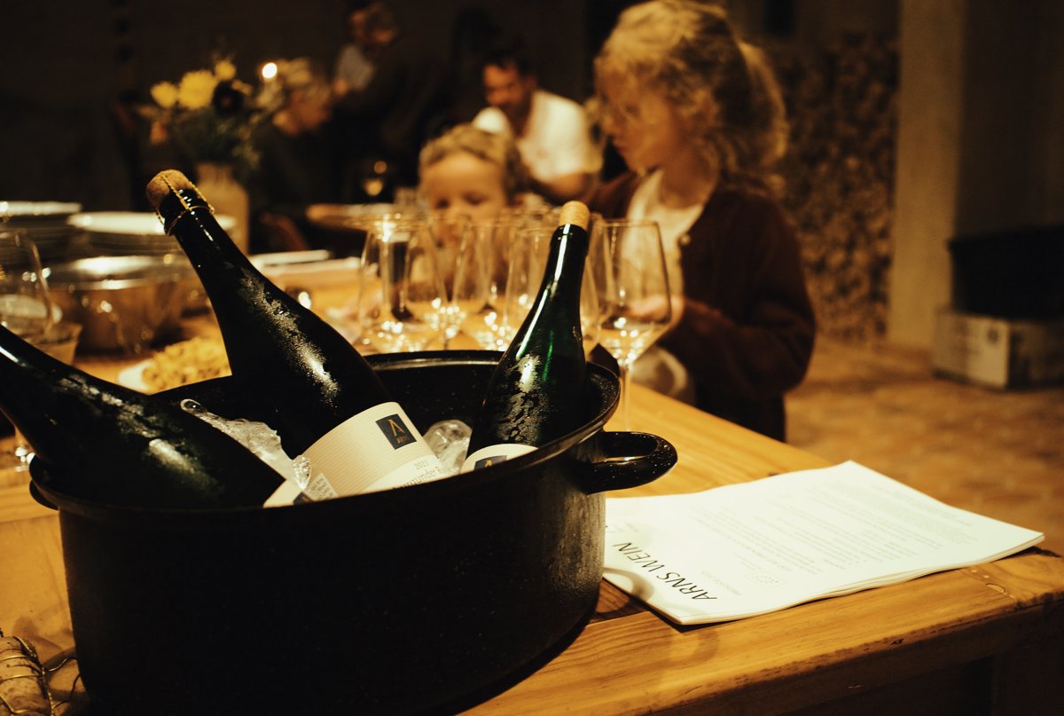 Weinprobe auf dem Küsselhof 2025: gekühlte Flaschen, Gläser und Gäste am Tisch