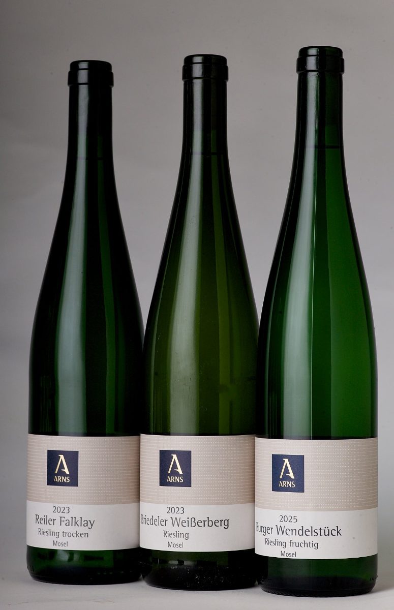 Lagenpaket mit drei Lagen-Riesling-Flaschen vom Weingut Arns, Mosel