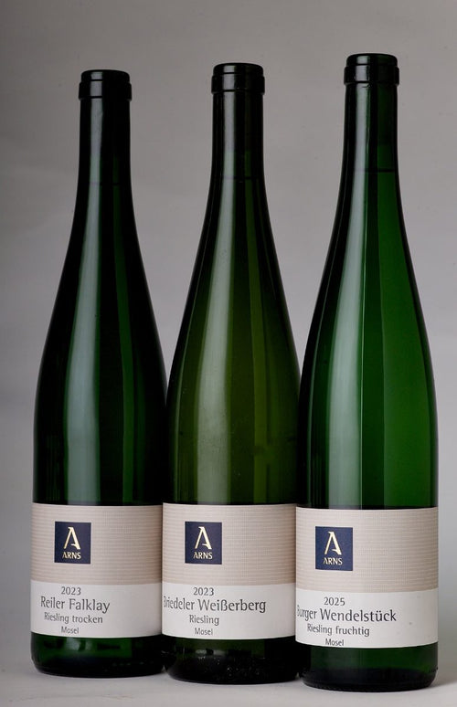 Lagenpaket mit drei Lagen-Riesling-Flaschen vom Weingut Arns, Mosel