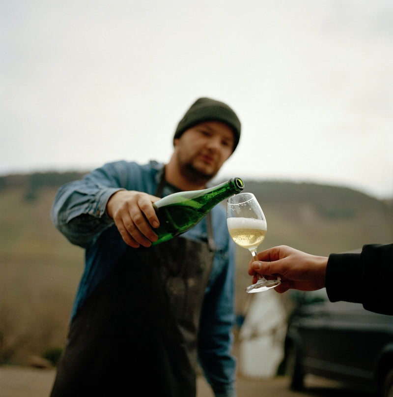 Alexander Arns schenkt Wein ein