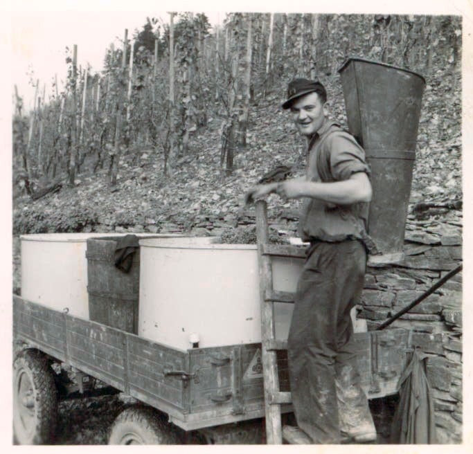 Heinz Schneiders bei der Traubenernte mit Bütte auf dem Rücken – historisches Foto Weingut Arns