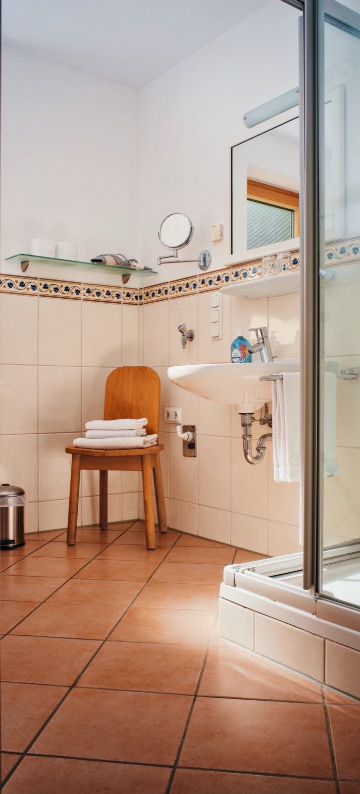 Badezimmer mit Waschbecken und frischen Handtüchern – Ferienwohnung Arns, Reil an der Mosel